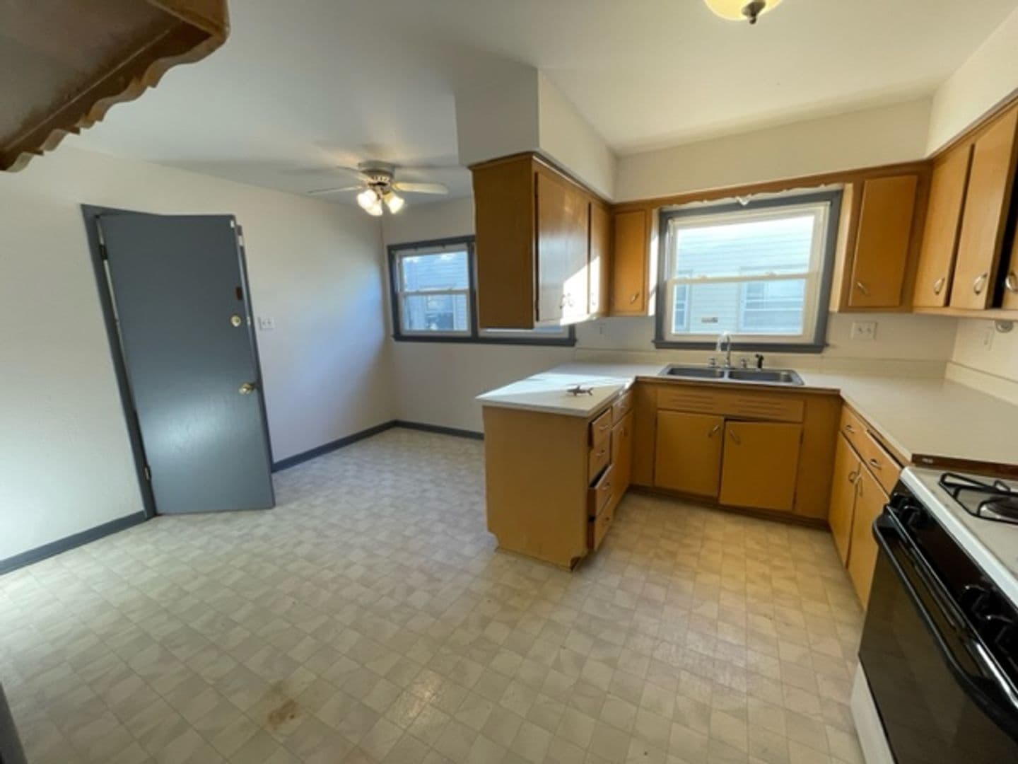 Milwaukee Apartment: 8829 W Congress St