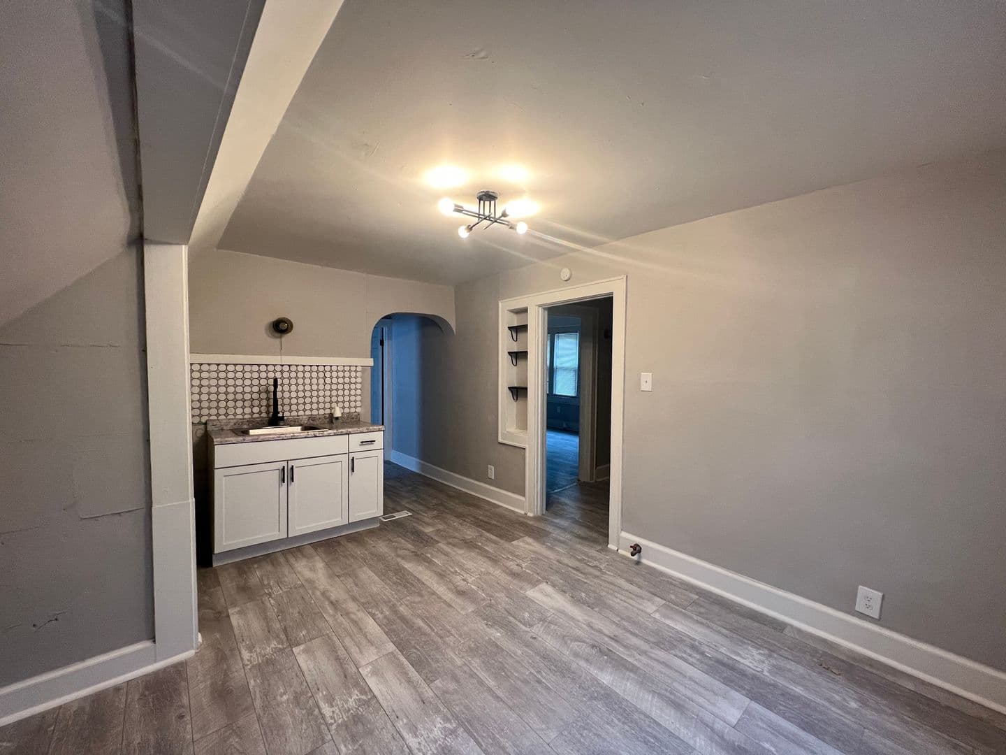 Milwaukee Apartment: 2484 W Chambers St