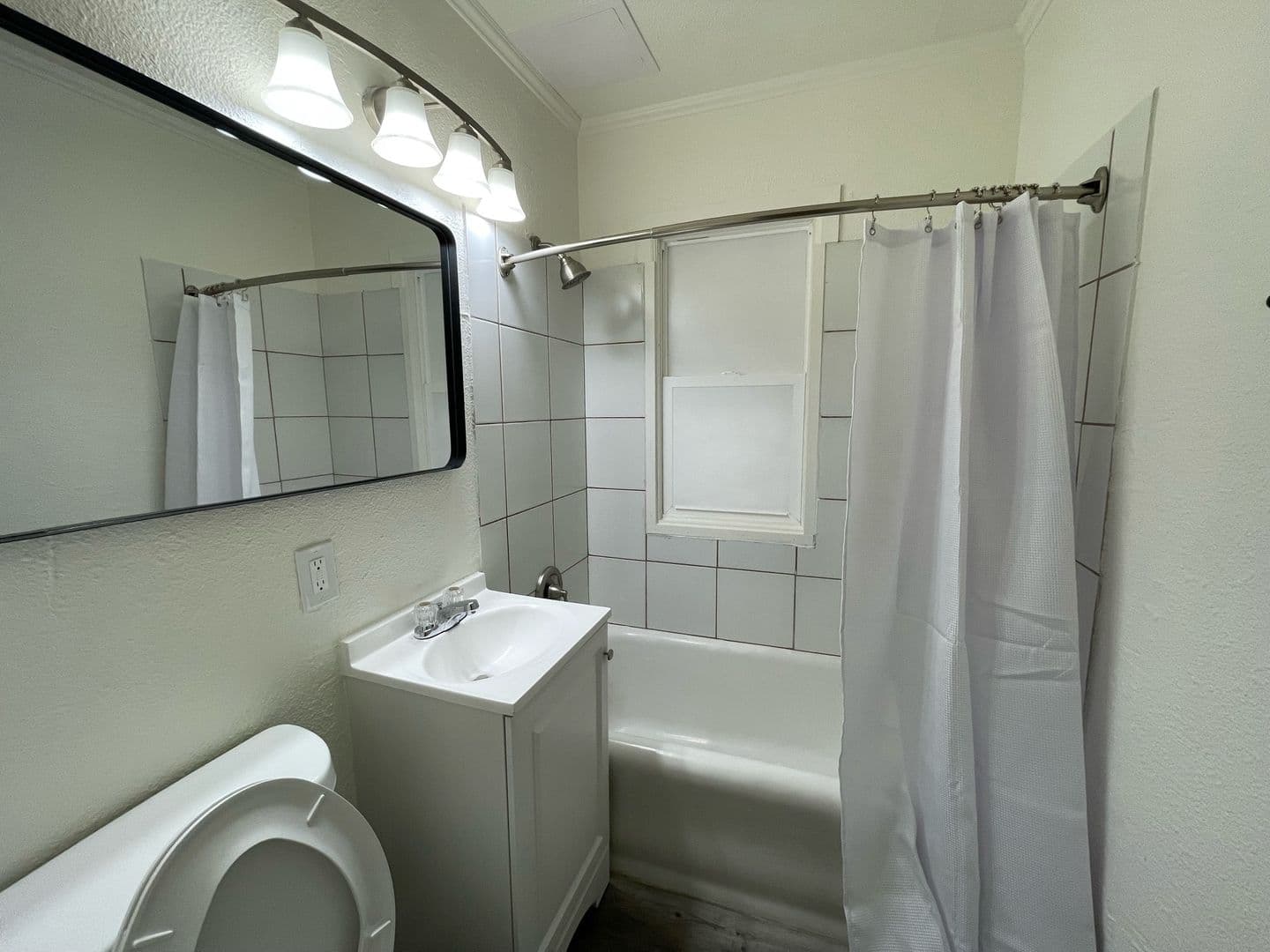 Milwaukee Apartment: 3158 N 39th St