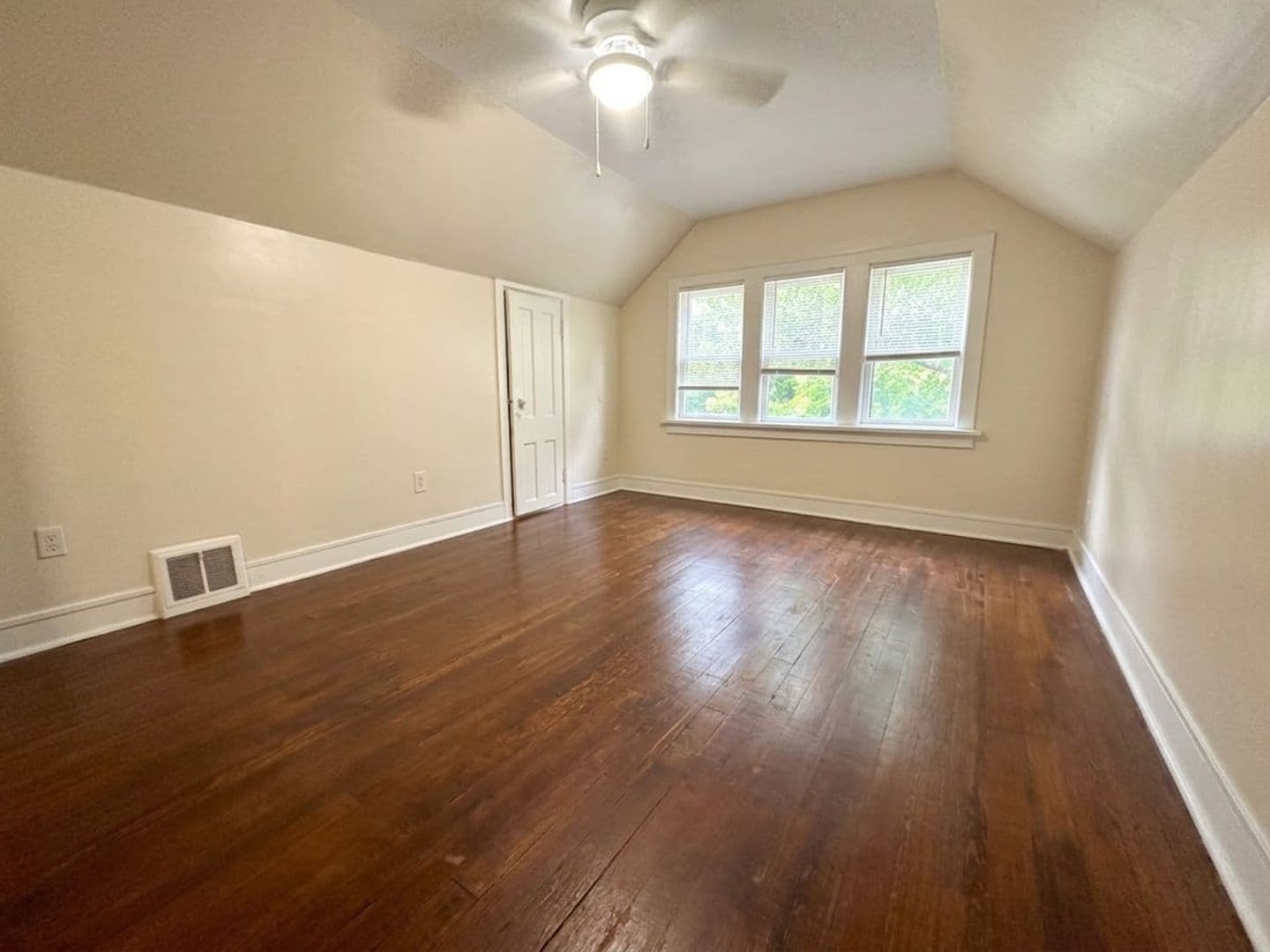 Milwaukee Apartment: 3127 N 34th St