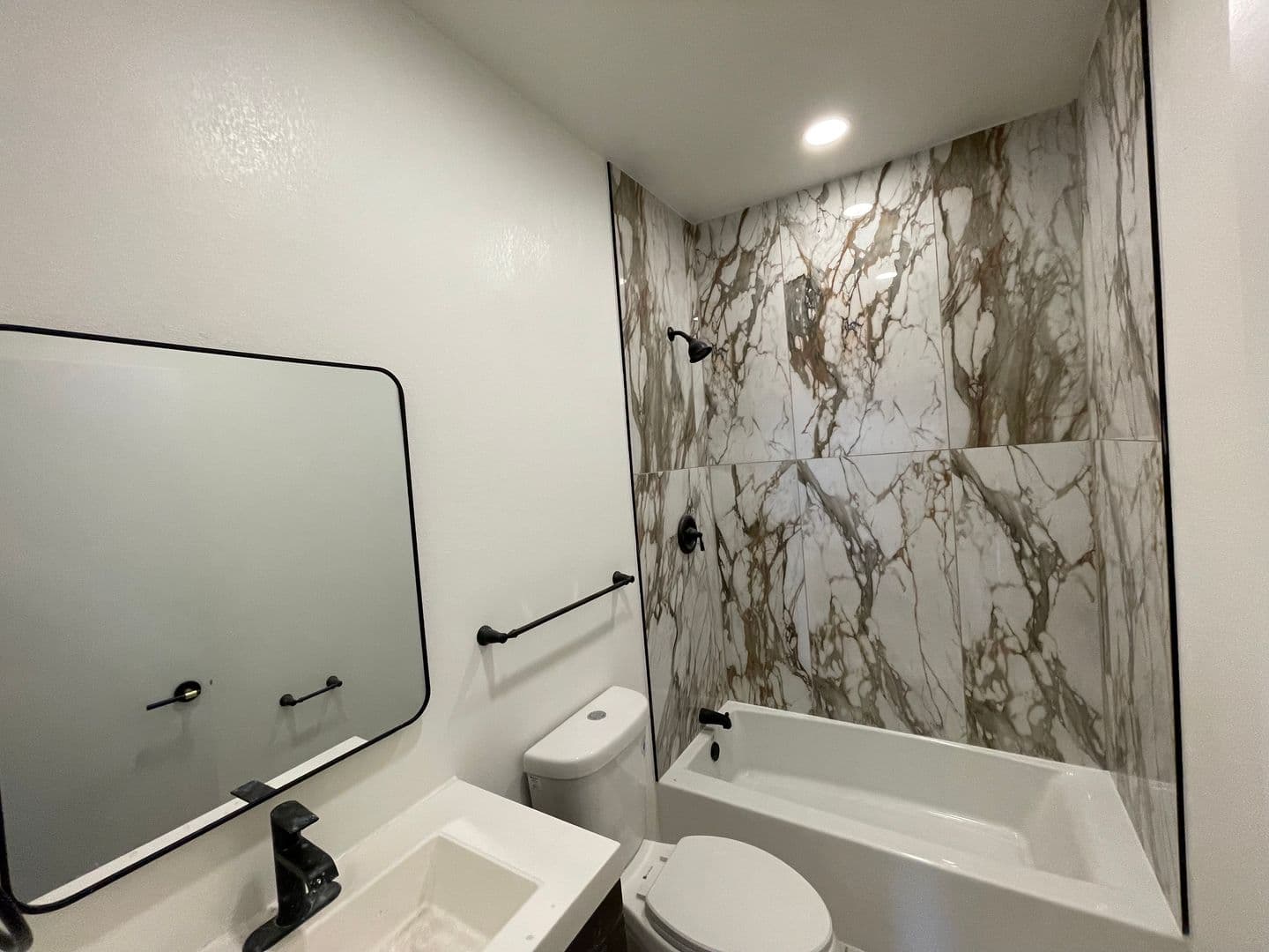 Waukesha Apartment: 916 Clinton St