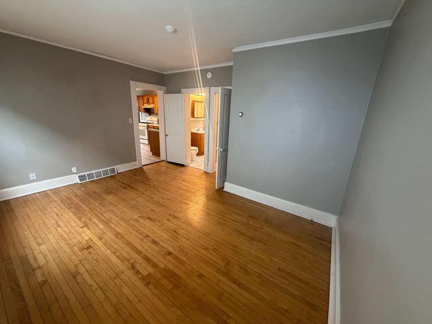 Milwaukee Apartment: 1729 N Warren Ave