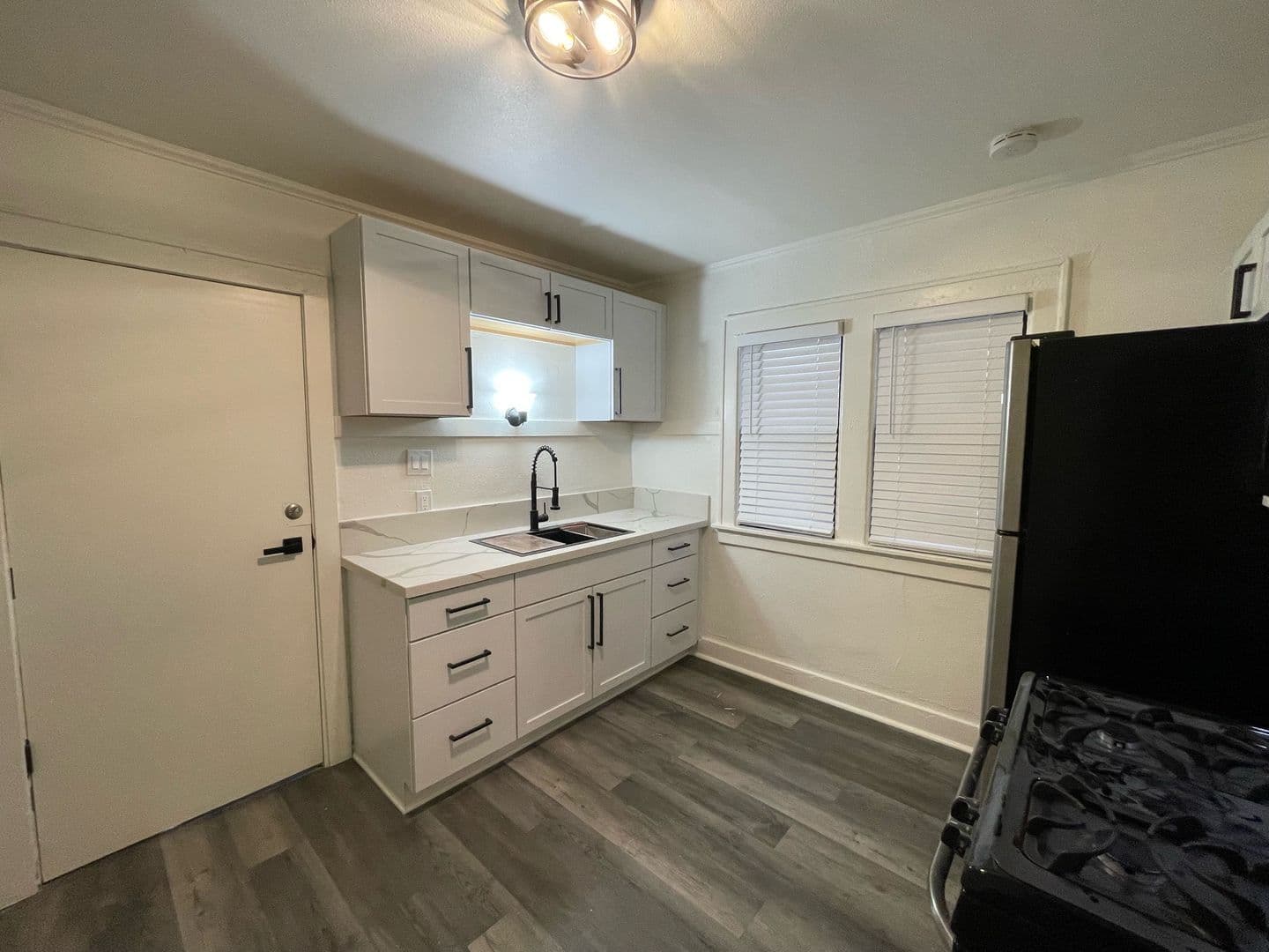 Milwaukee Apartment: 3158 N 39th St