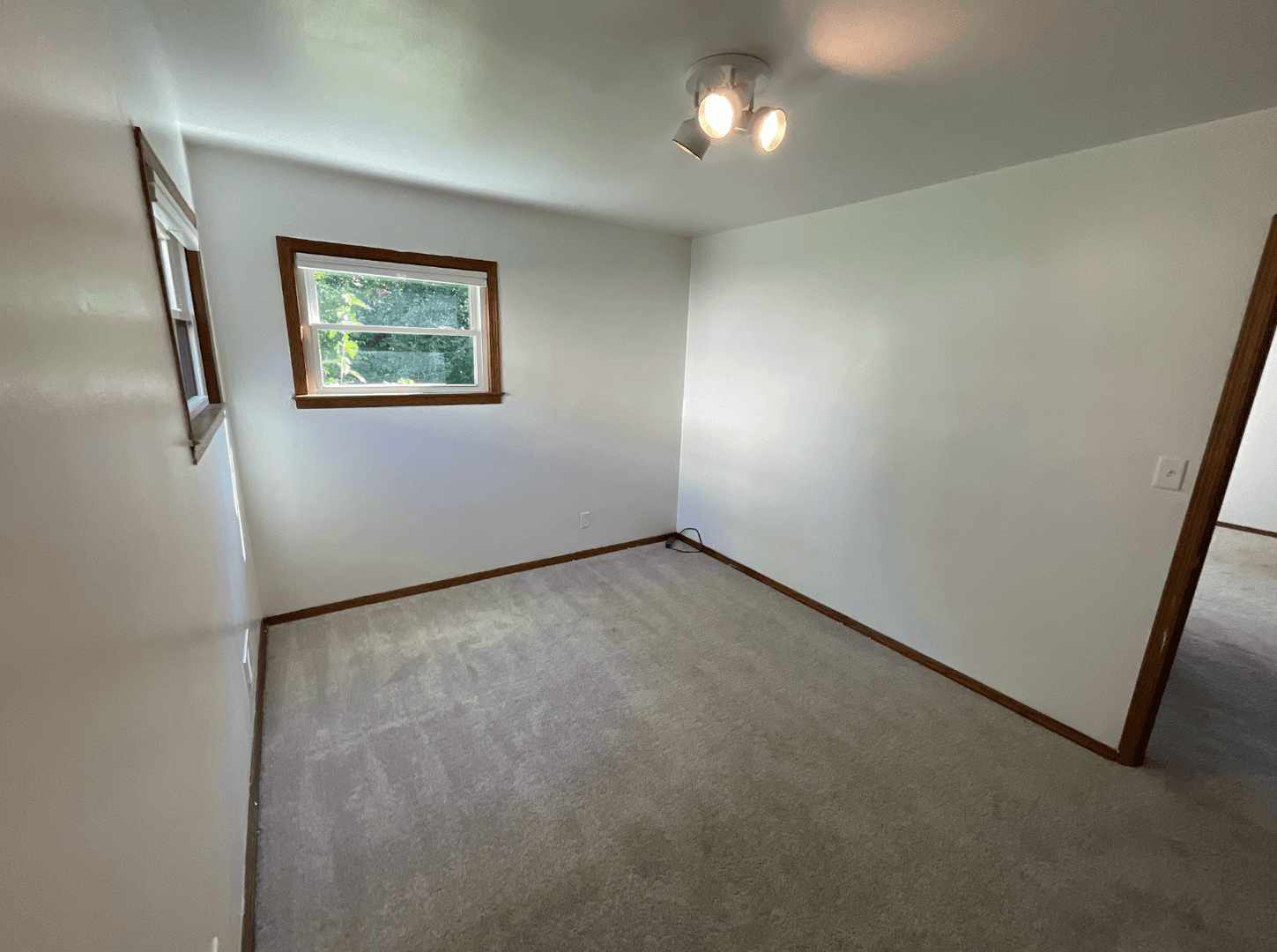 West Allis Apartment: 2552 S 96th St