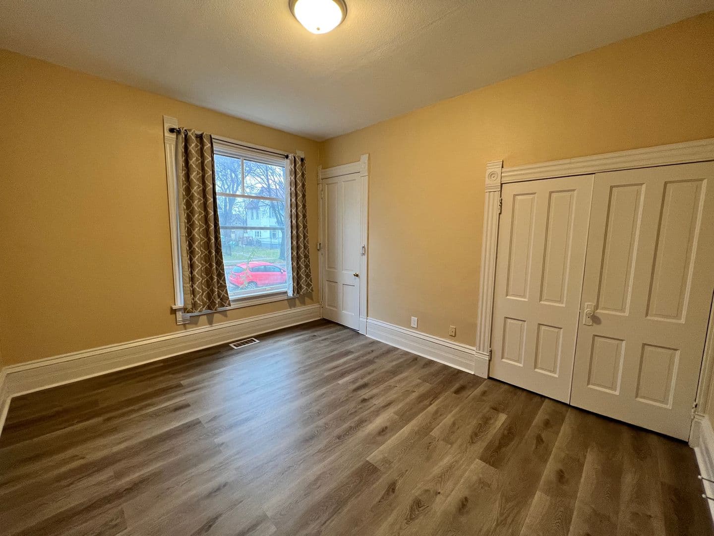 Milwaukee Apartment: 2330 N 1st St