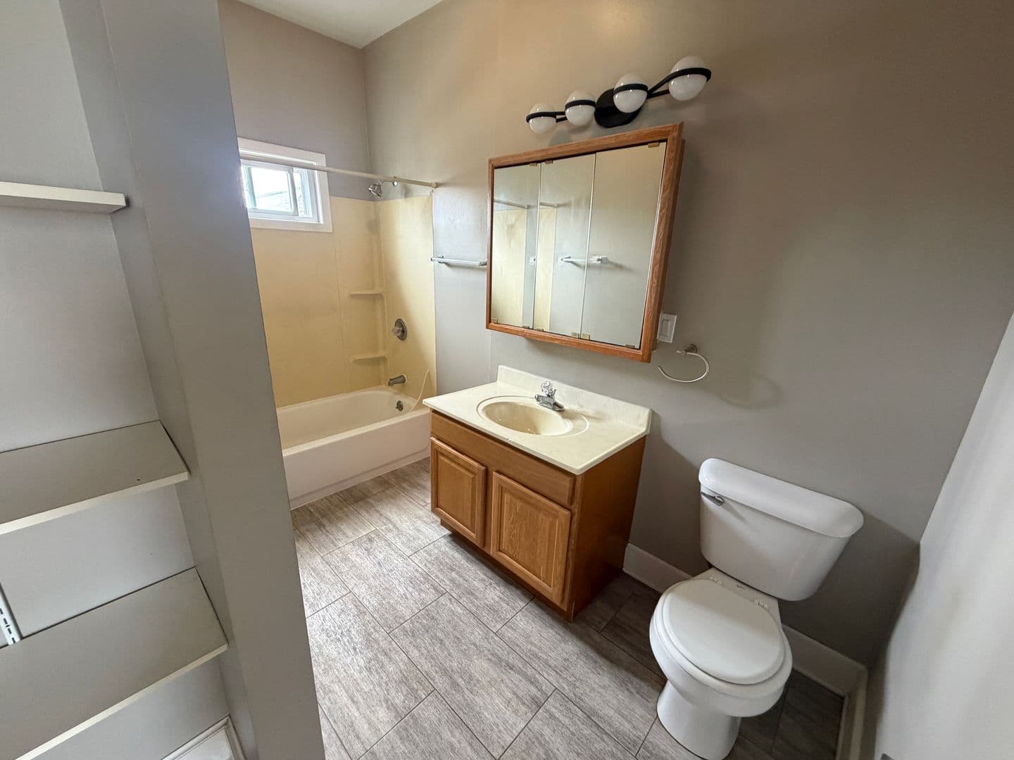 Milwaukee Apartment: 1729 N Warren Ave