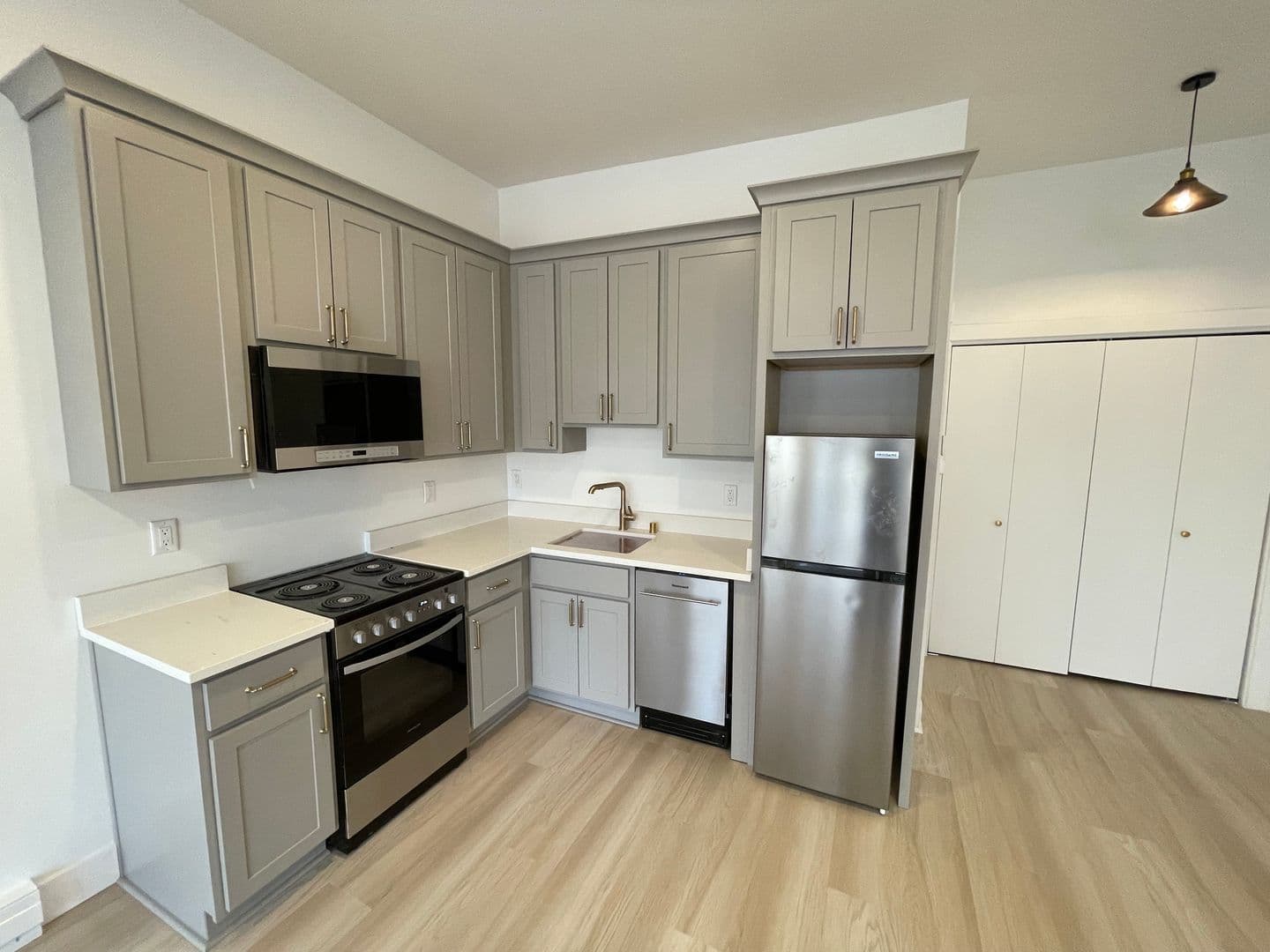 Waukesha Apartment: 916 Clinton St