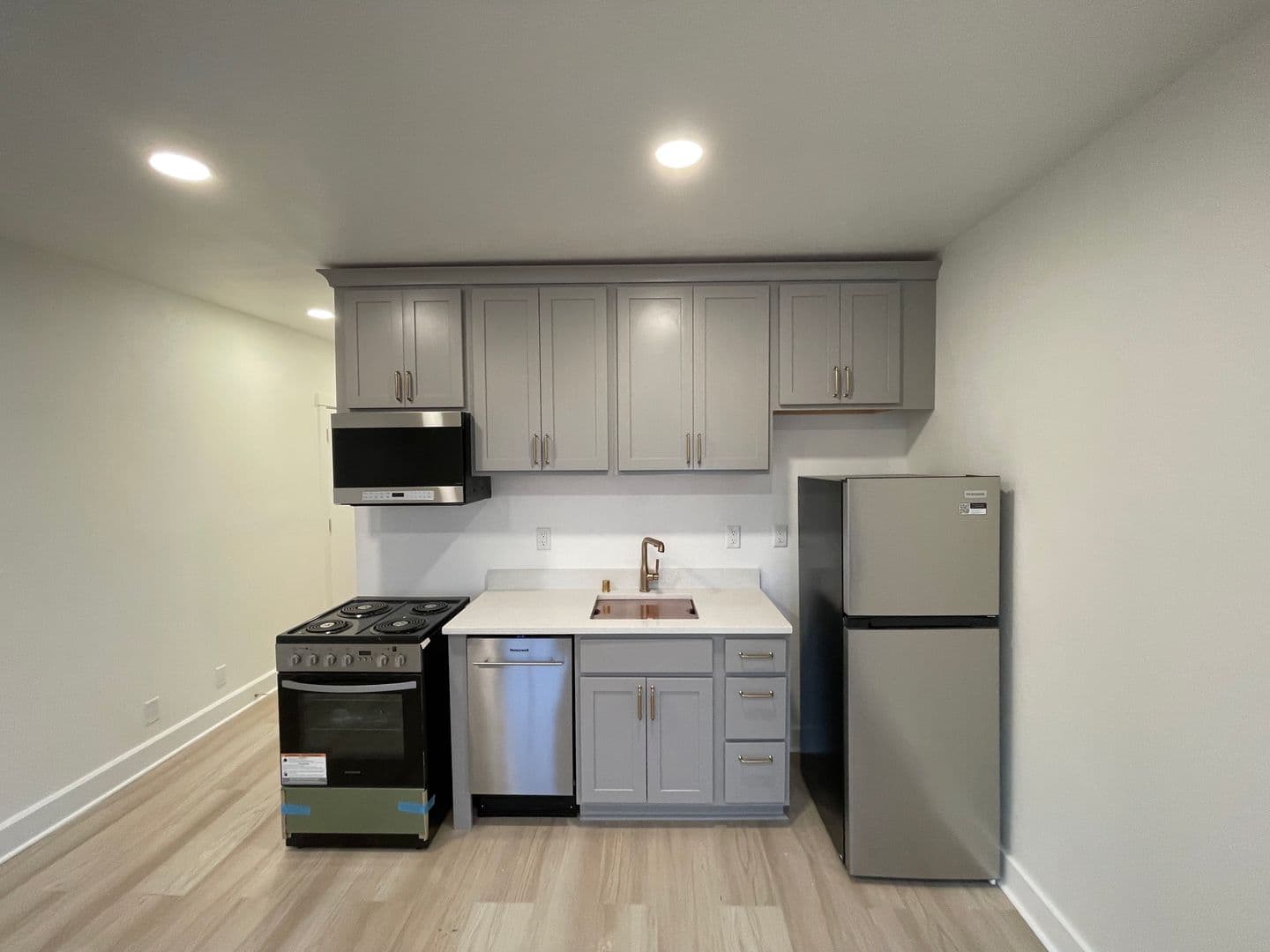 Waukesha Apartment: 916 Clinton St