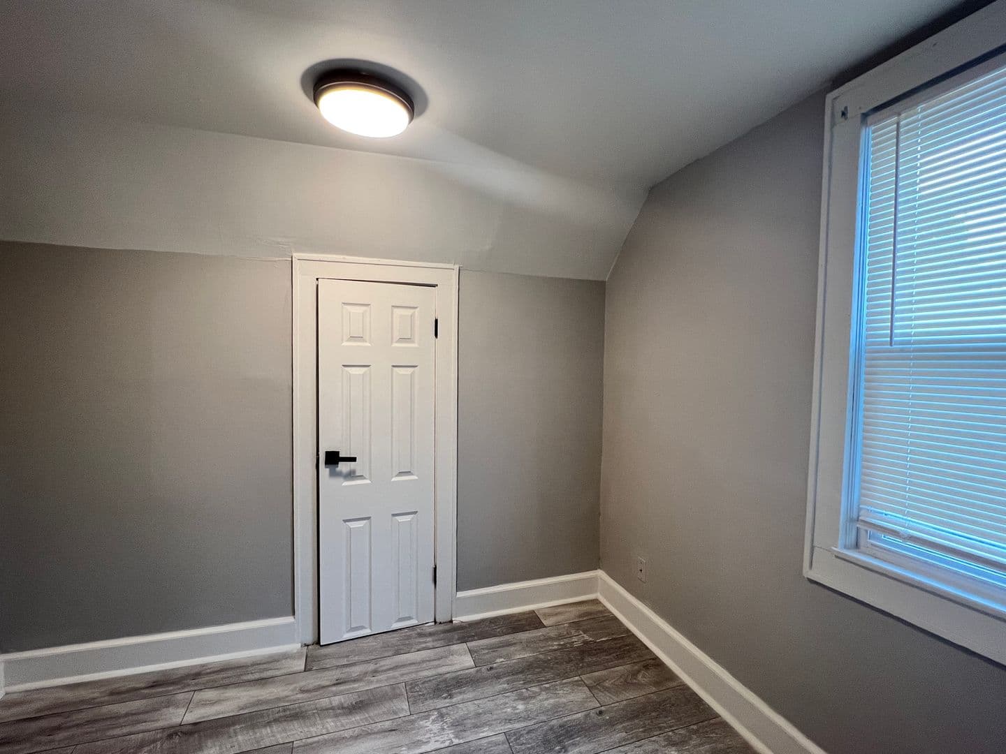 Milwaukee Apartment: 2484 W Chambers St