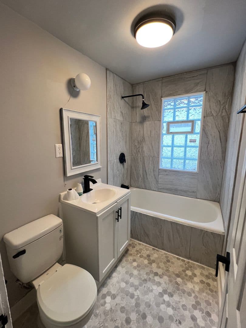 Milwaukee Apartment: 2484 W Chambers St