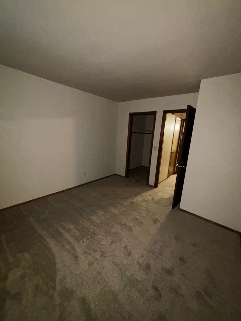 Milwaukee Apartment: 9900 W Fond Du Lac Ave
