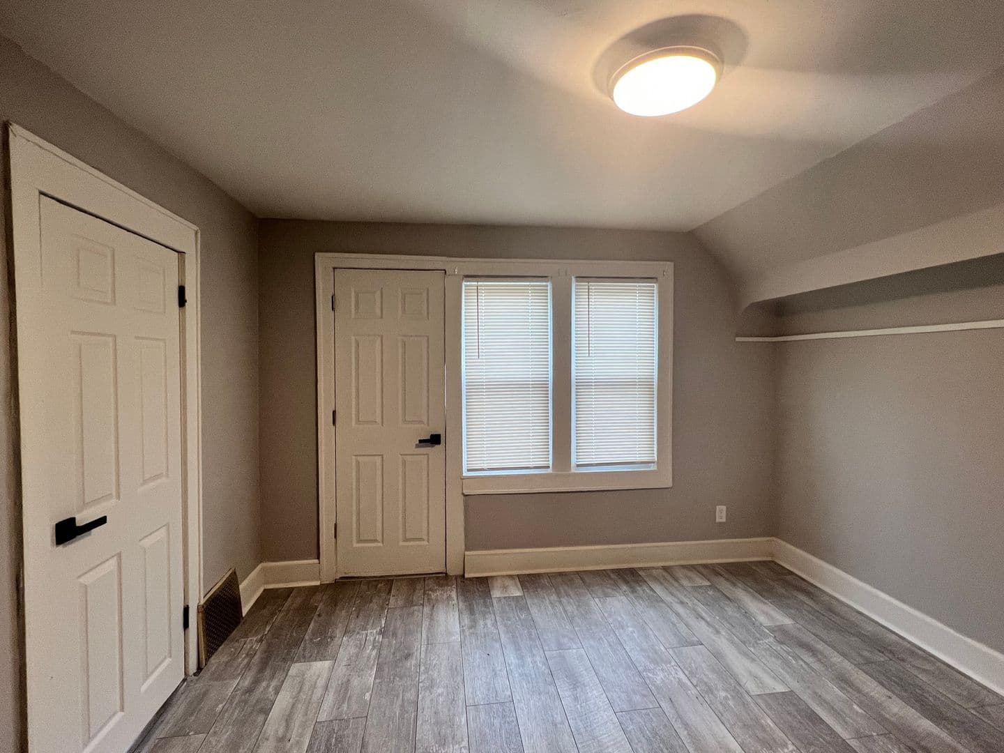 Milwaukee Apartment: 2484 W Chambers St