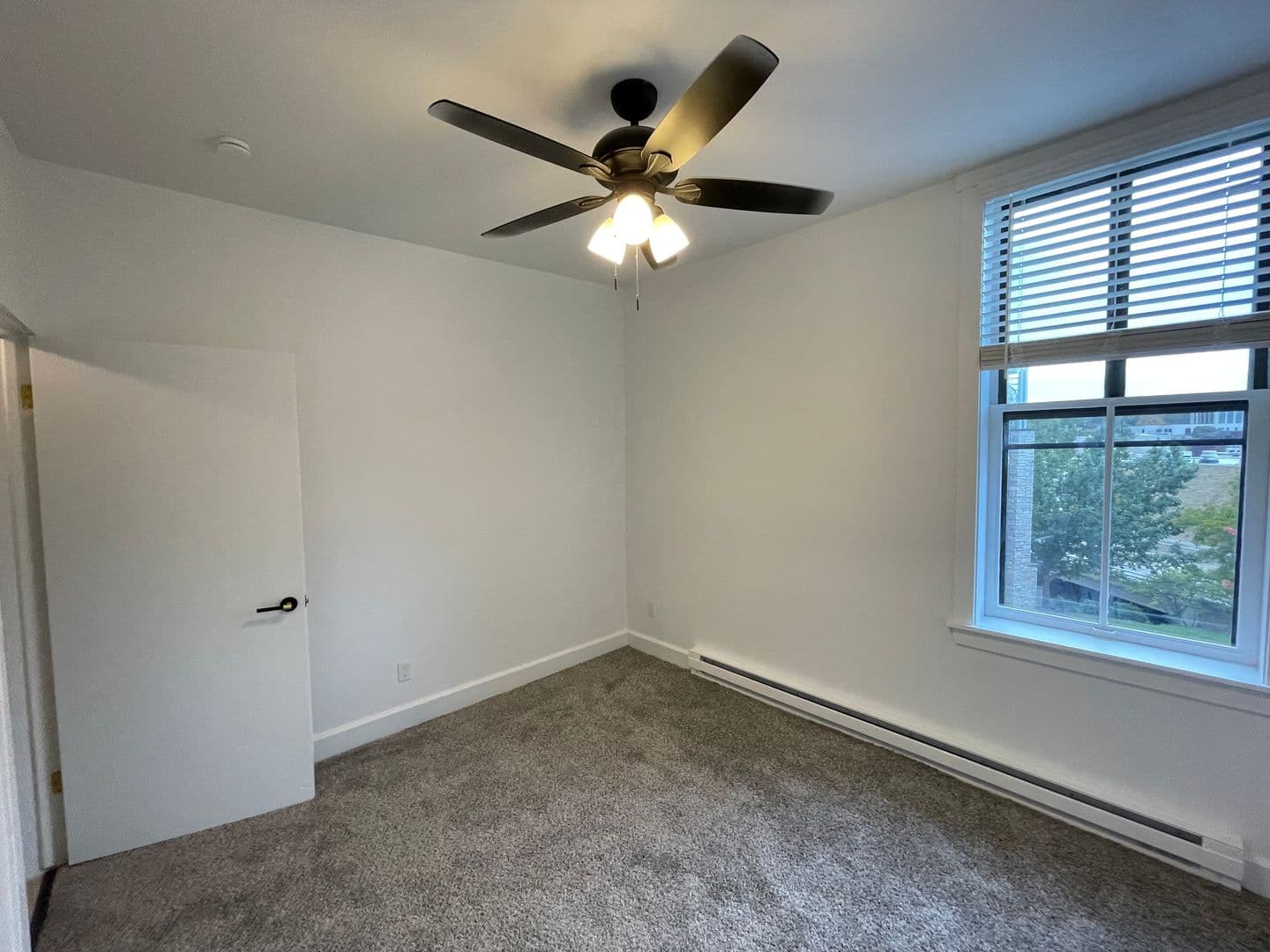Waukesha Apartment: 916 Clinton St