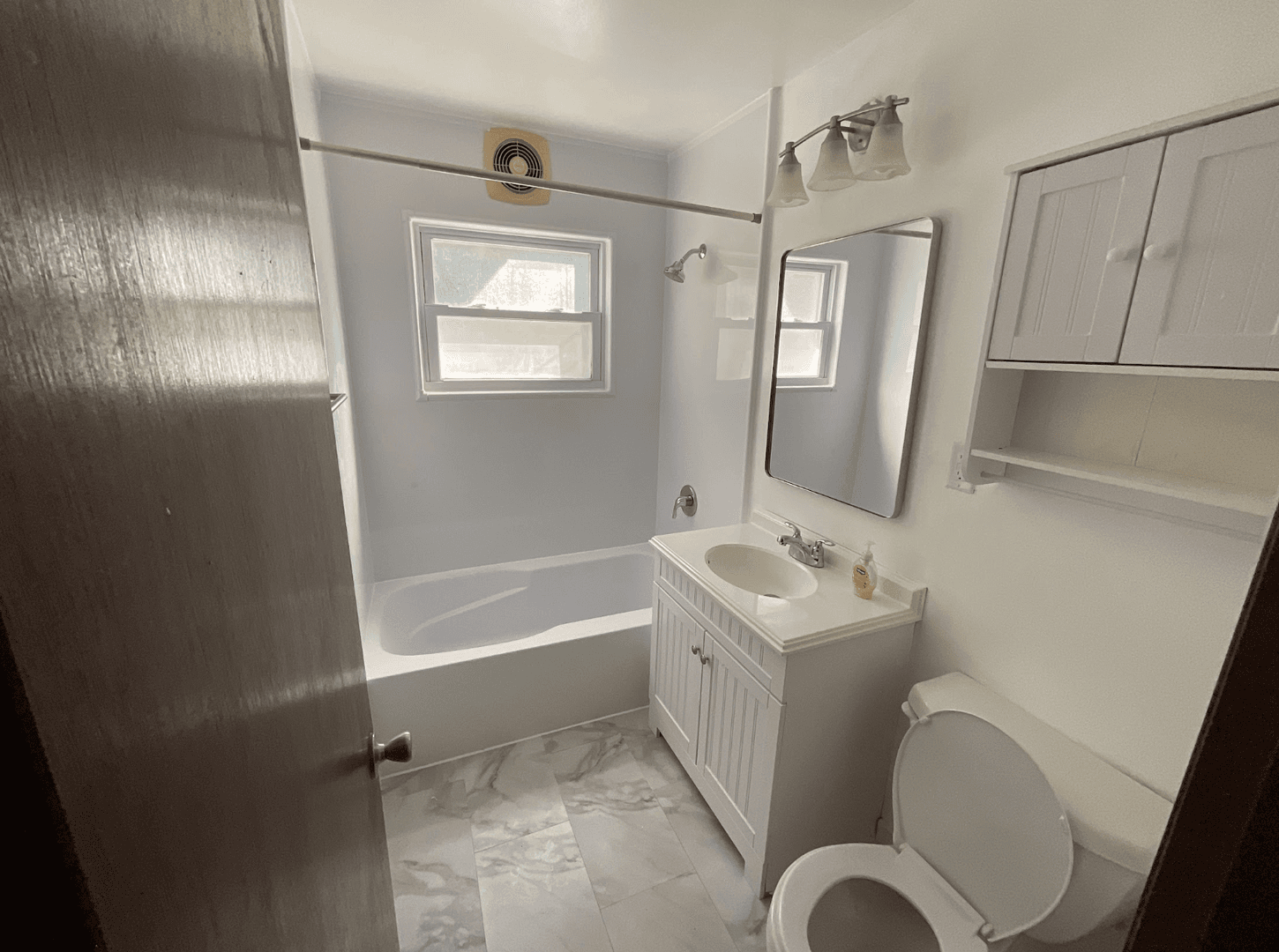 West Allis Apartment: 2552 S 96th St
