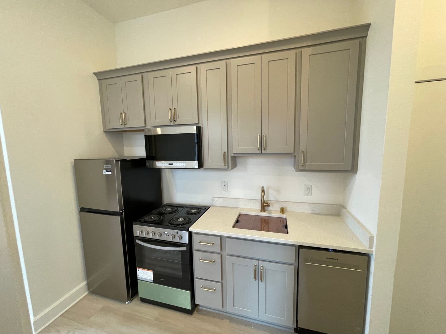 Waukesha Apartment: 916 Clinton St