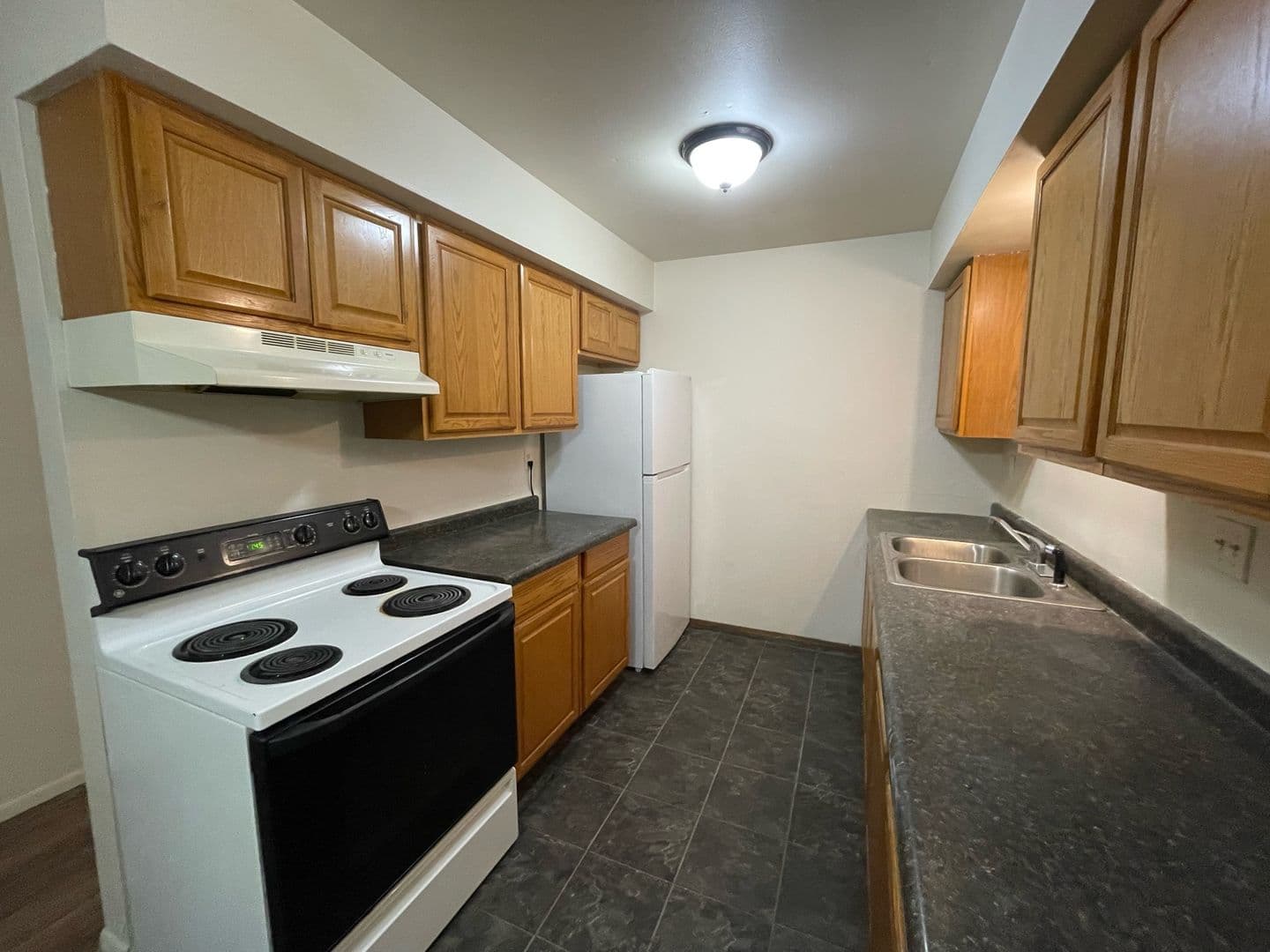 Milwaukee Apartment: 9900 W Fond Du Lac Ave