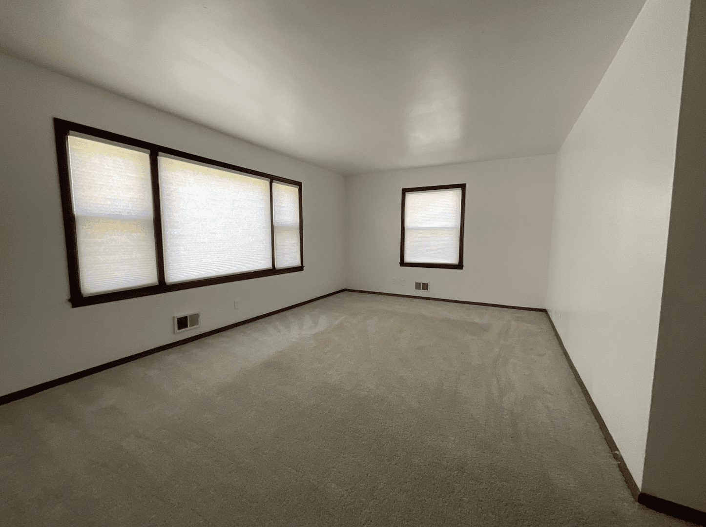 West Allis Apartment: 2552 S 96th St
