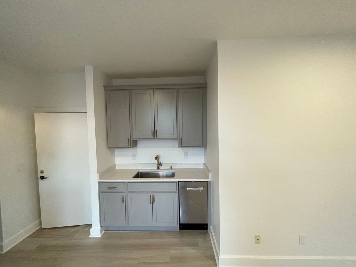 Waukesha Apartment: 916 Clinton St
