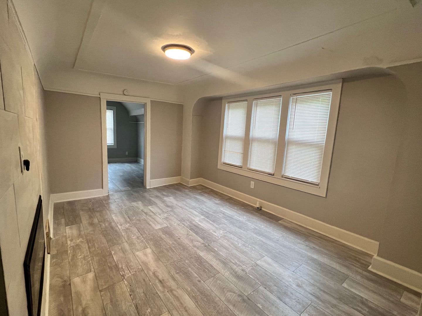 Milwaukee Apartment: 2484 W Chambers St