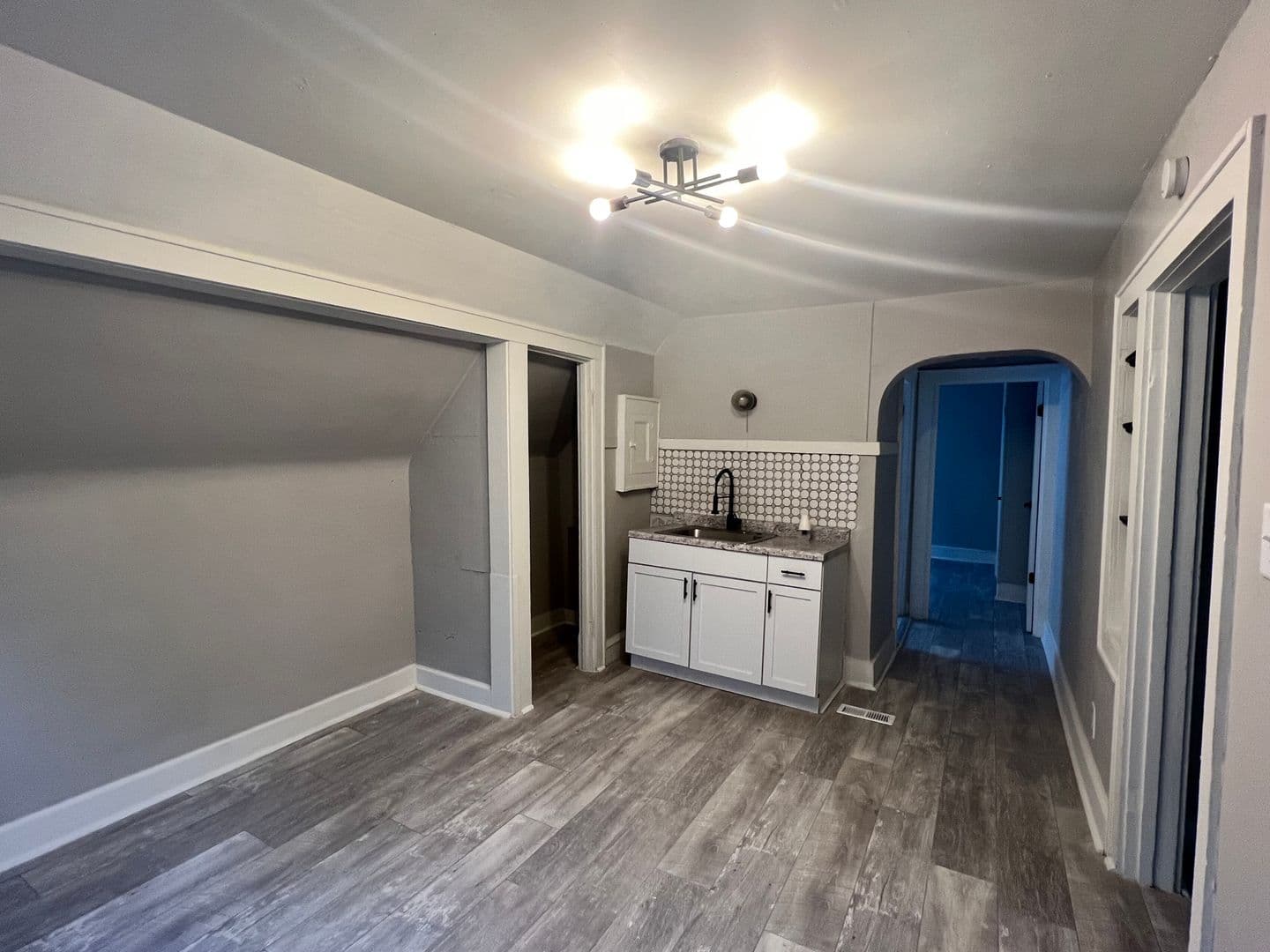 Milwaukee Apartment: 2484 W Chambers St