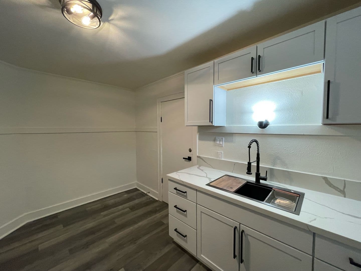 Milwaukee Apartment: 3158 N 39th St