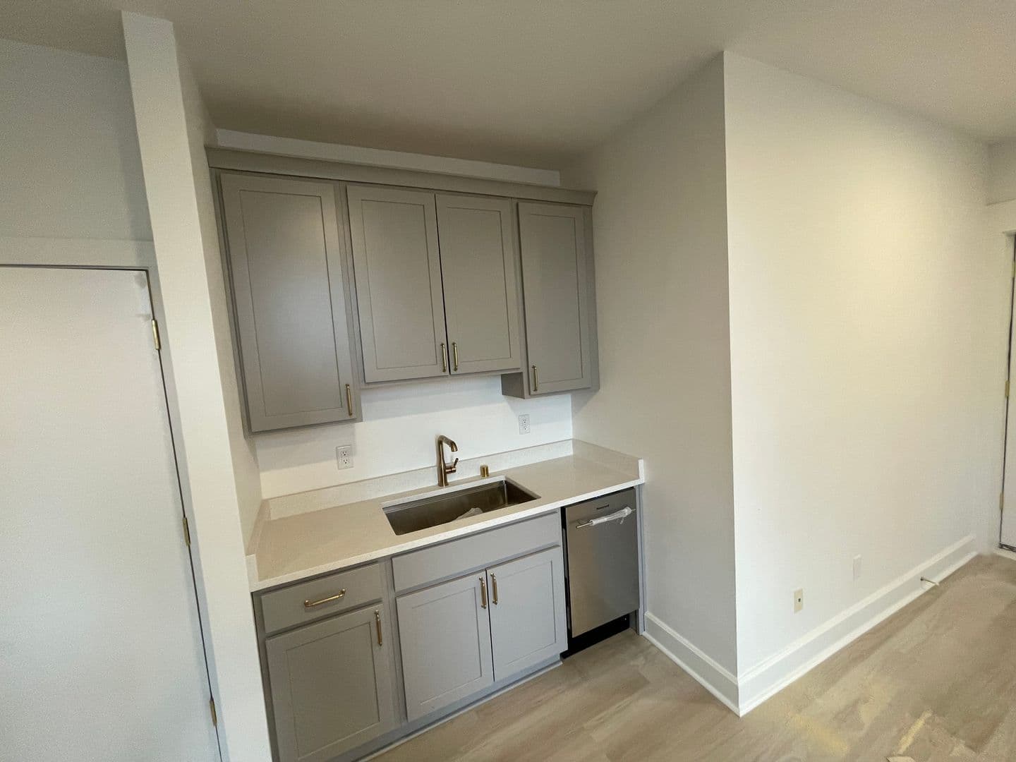 Waukesha Apartment: 916 Clinton St