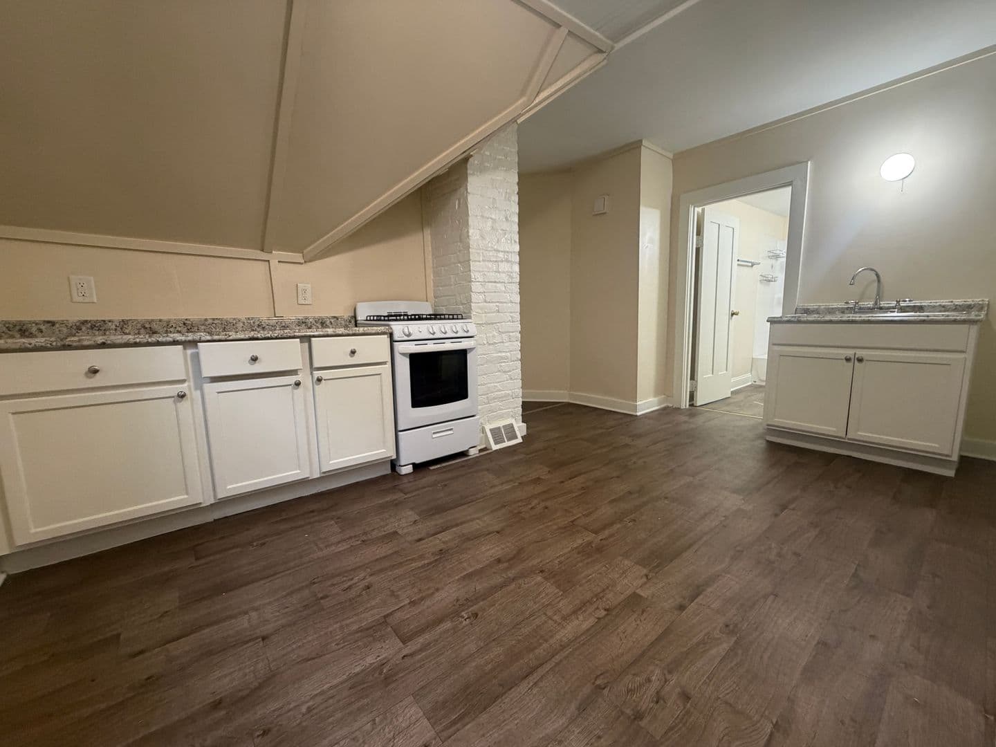 Milwaukee Apartment: 3127 N 34th St