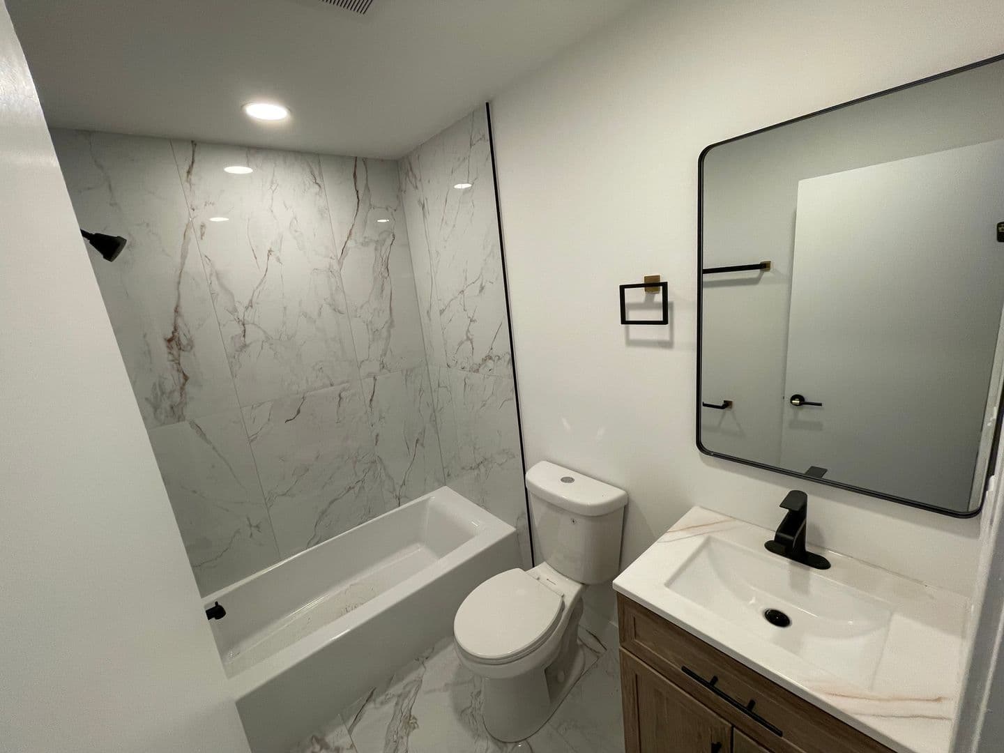 Waukesha Apartment: 916 Clinton St