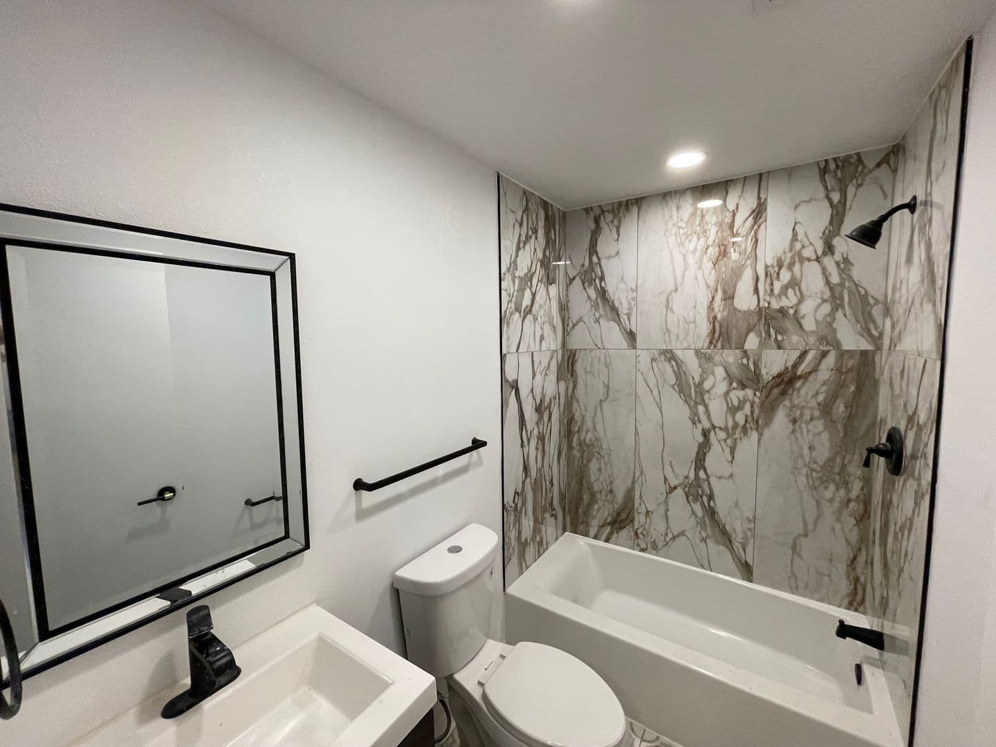 Waukesha Apartment: 916 Clinton St