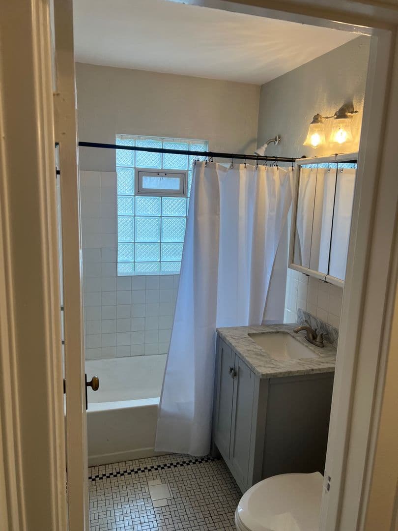 Milwaukee Apartment: 5328 N 35th St