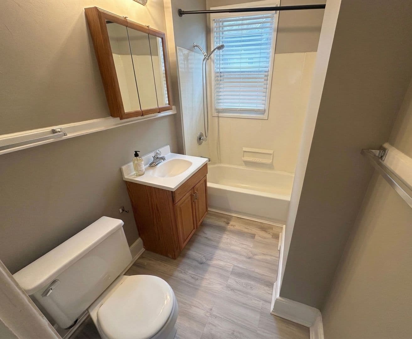 Milwaukee Apartment: 1729 N Warren Ave
