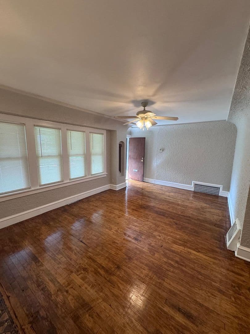 Milwaukee Apartment: 5328 N 35th St