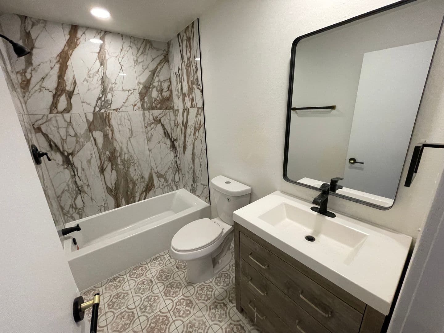 Waukesha Apartment: 916 Clinton St