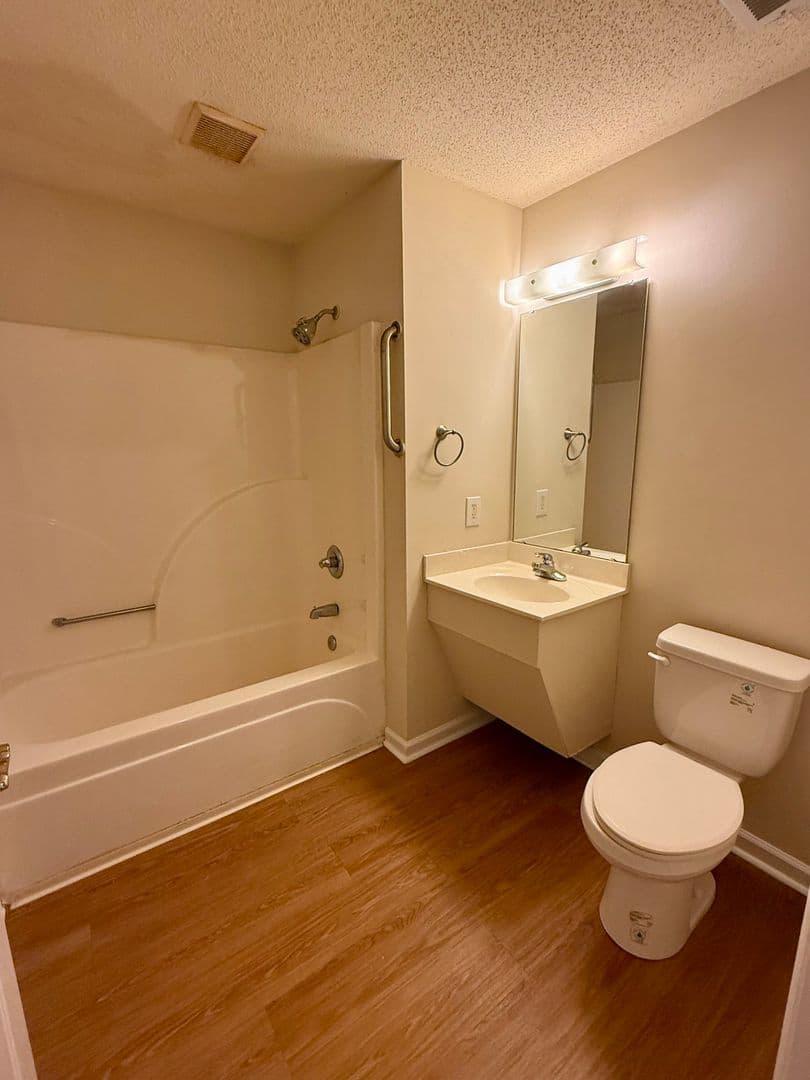 Graham Apartment: 614 East Parker St - J