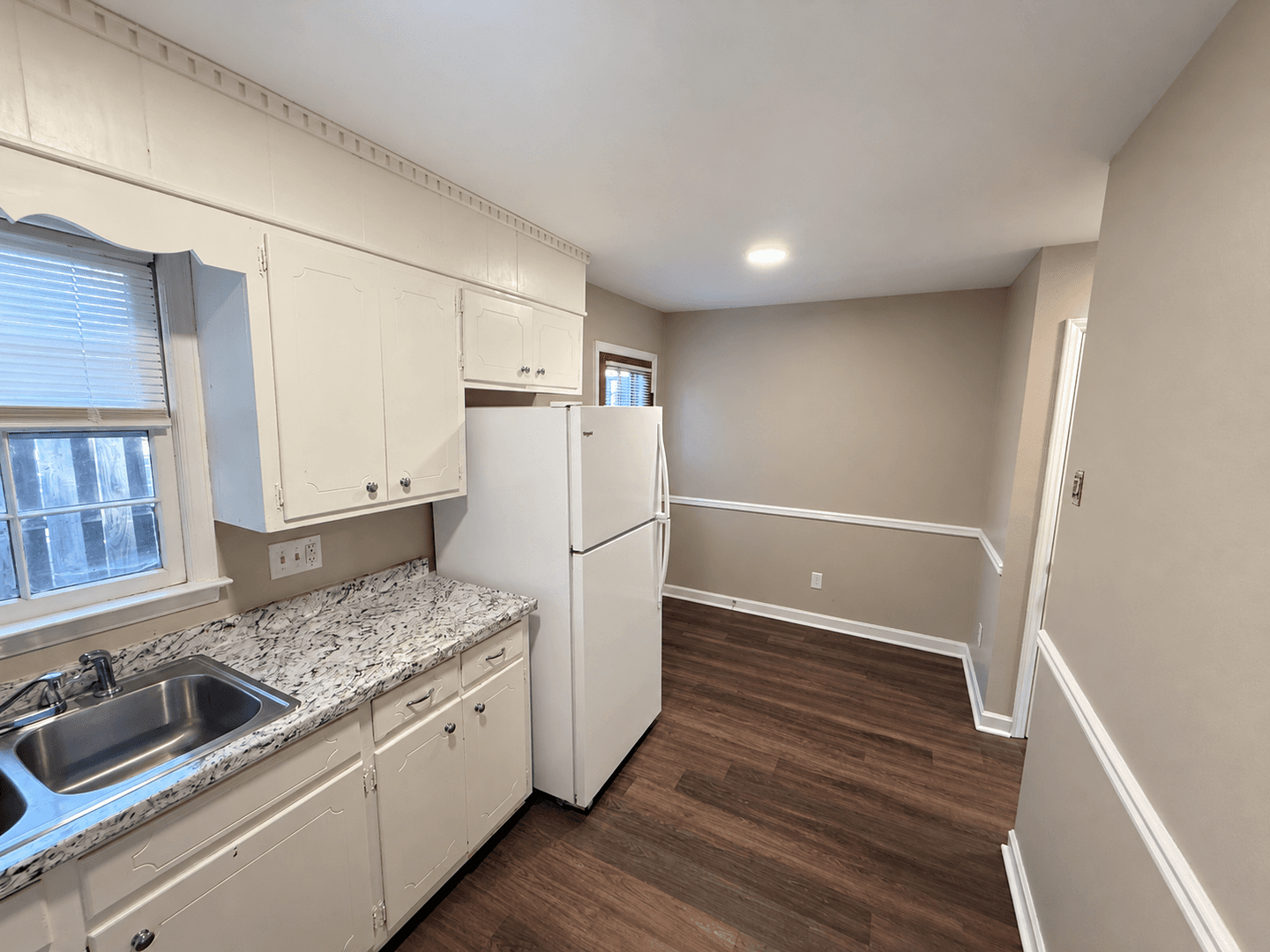 Graham Apartment: 305 S Melville St- J