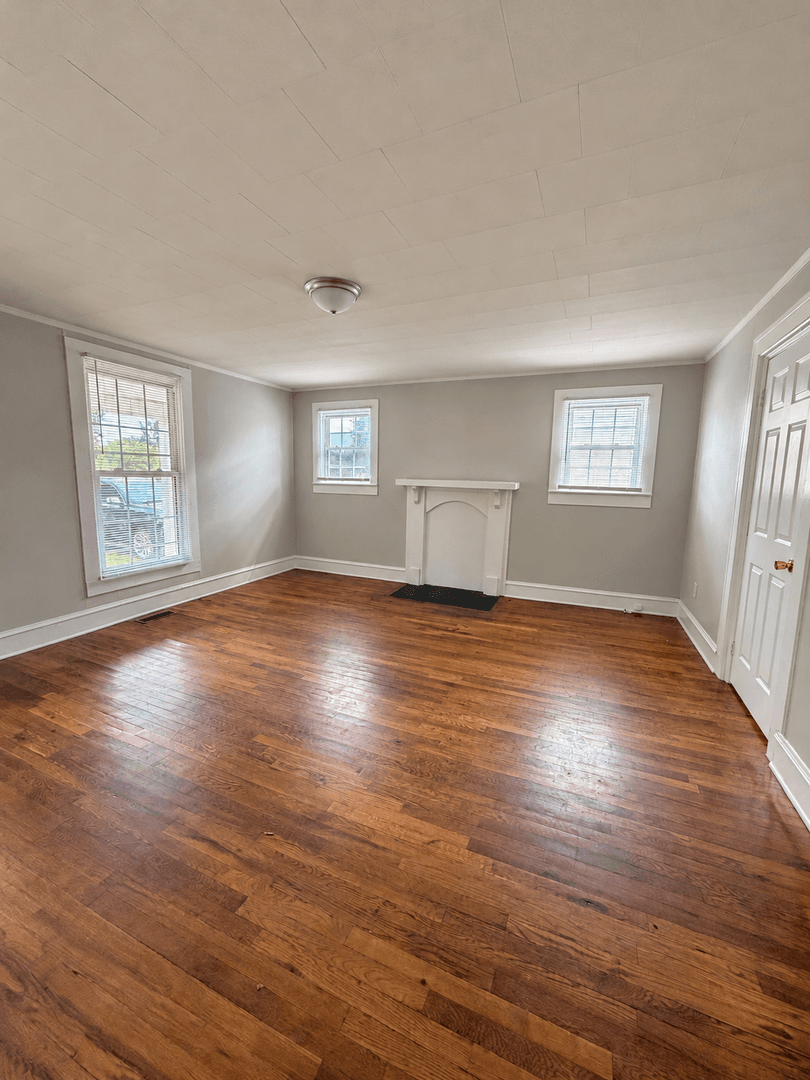 Graham House: 912 N Main St