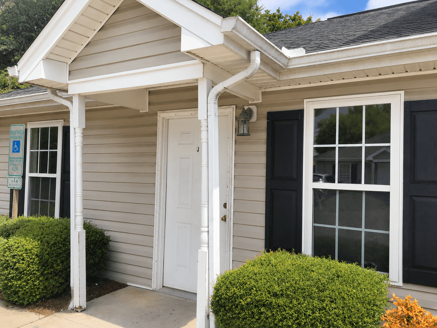 Graham Apartment: 614 East Parker St - J