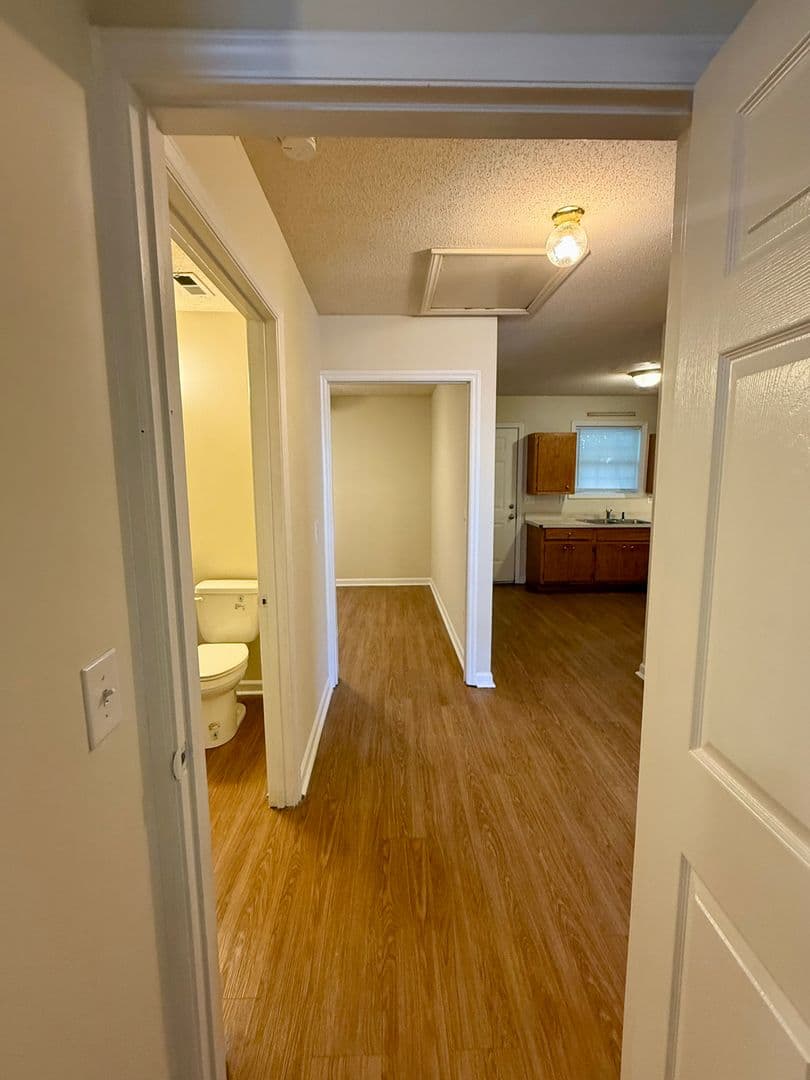 Graham Apartment: 614 East Parker St - J