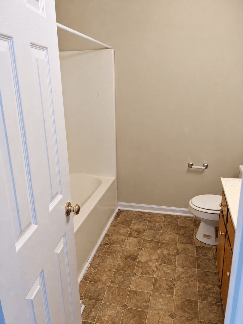 Graham Apartment: 614 East Parker St - D