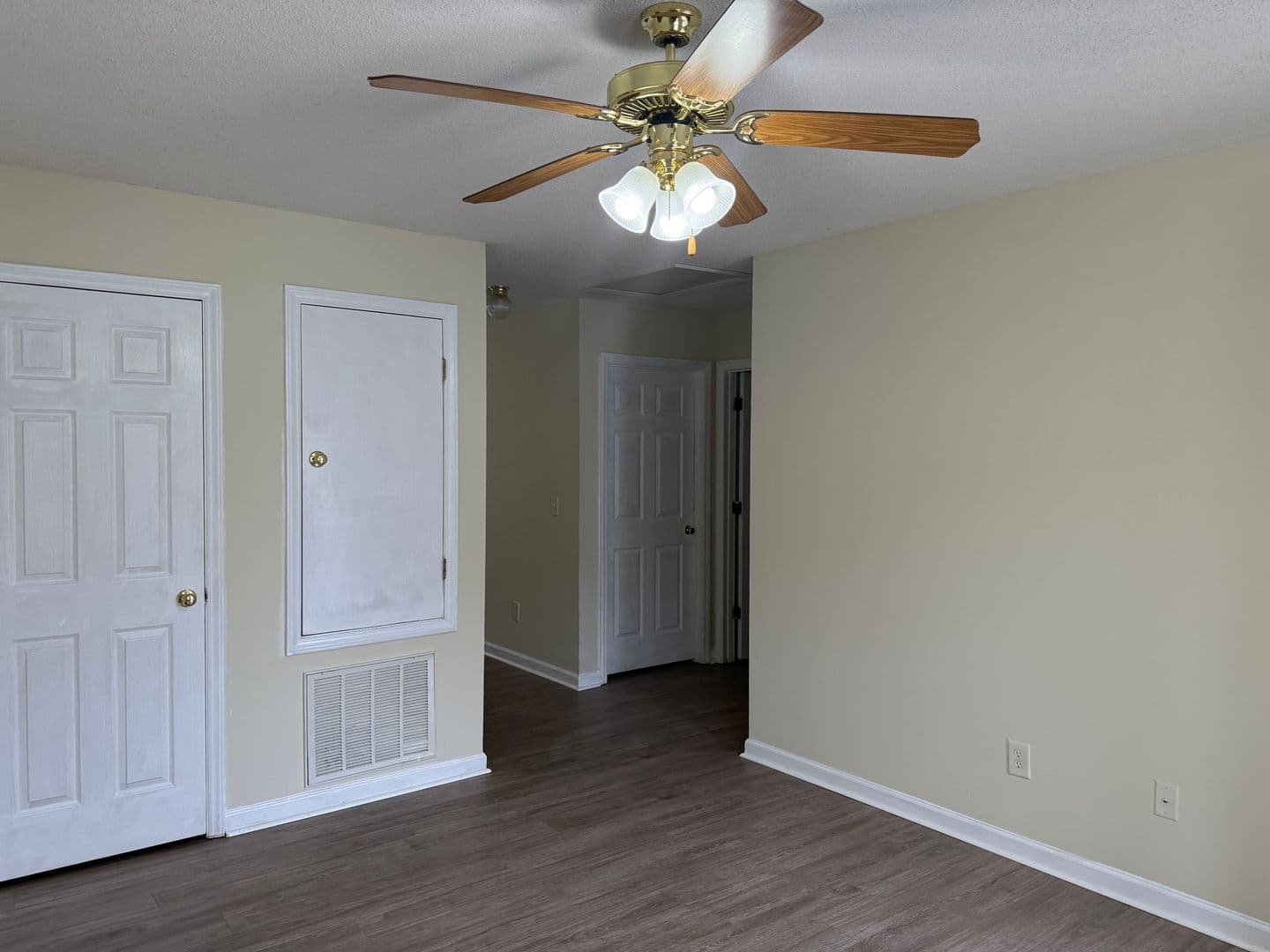 Graham Apartment: 614 East Parker St - Q