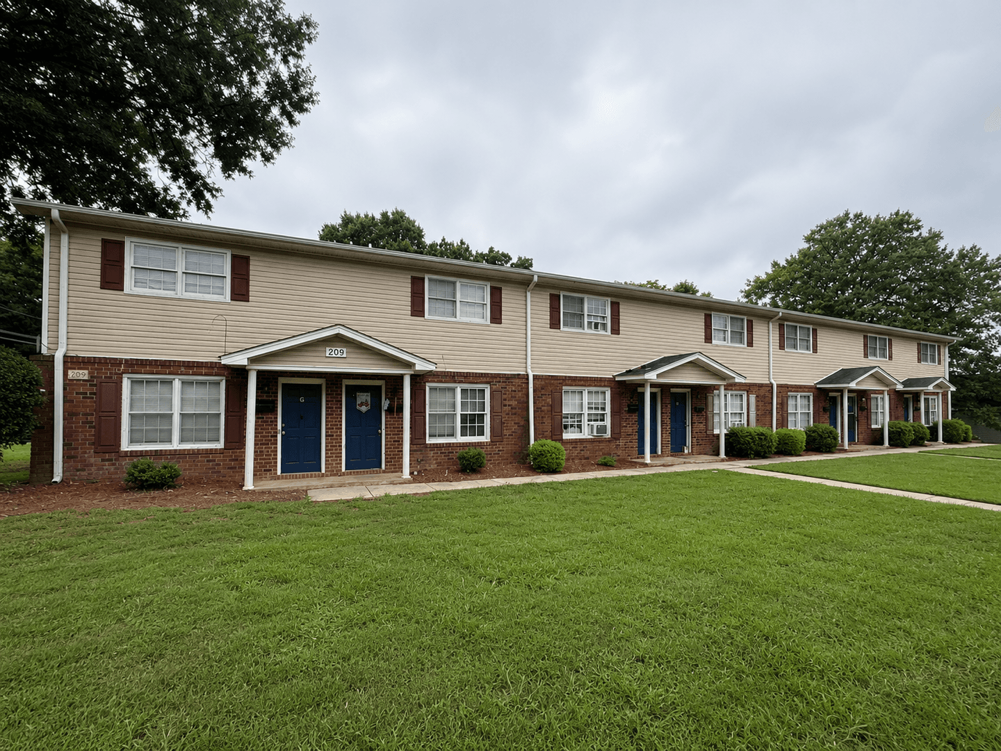 Graham Apartment: 209 E McAden St - G