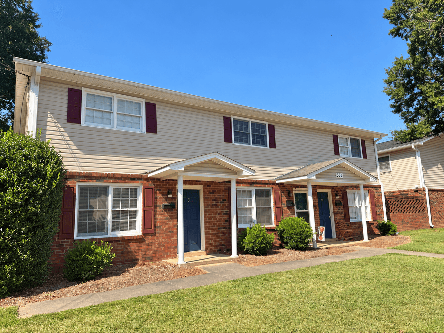 Graham Apartment: 305 S Melville St- J