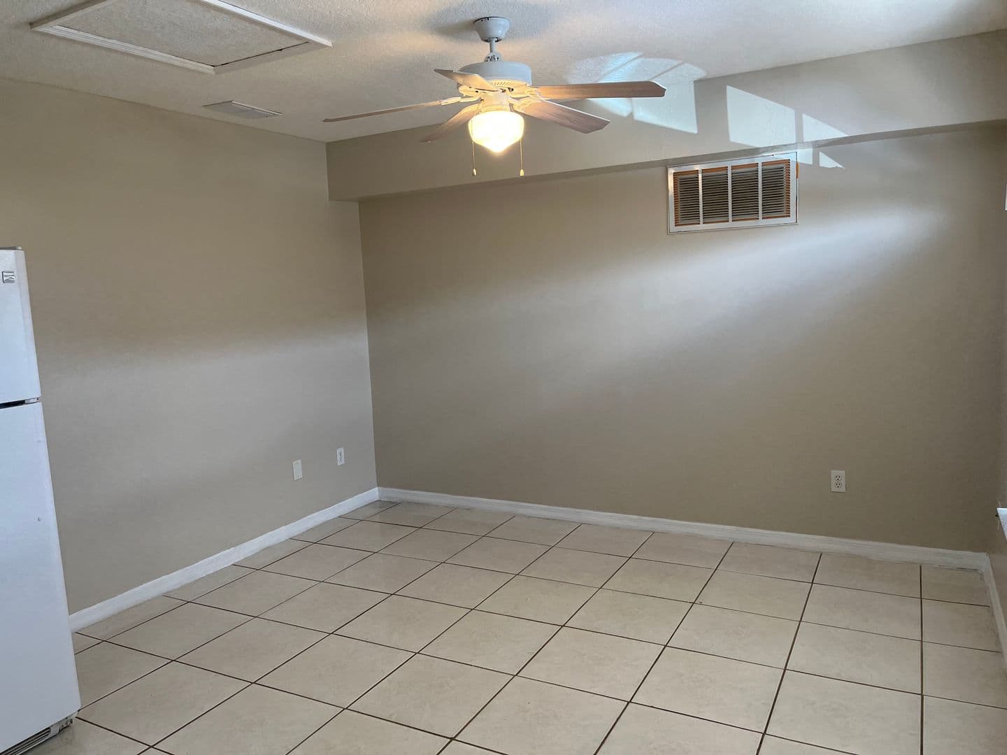 Davenport Apartment: 213 Washington Palm Loop, Unit #5
