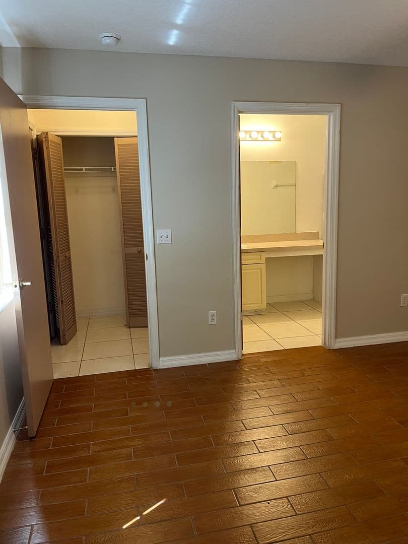 Davenport Apartment: 213 Washington Palm Loop, Unit #5