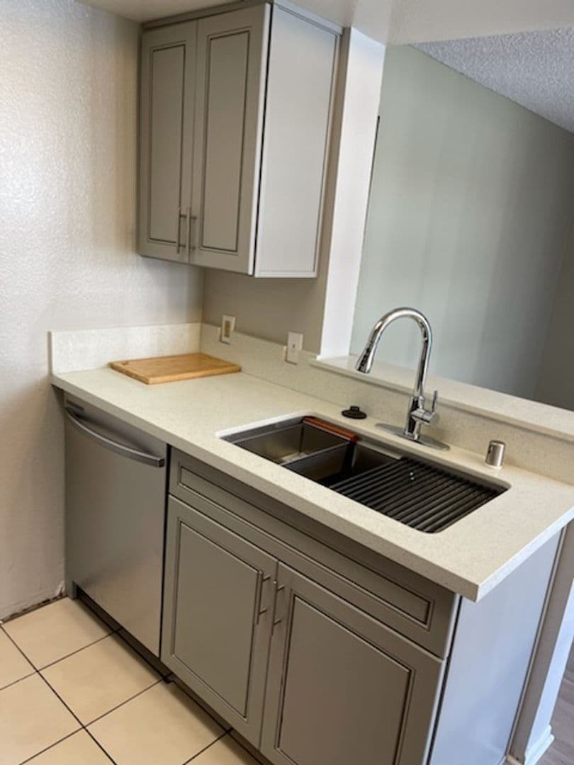 Los Angeles Apartment: 5332 Russell Avenue