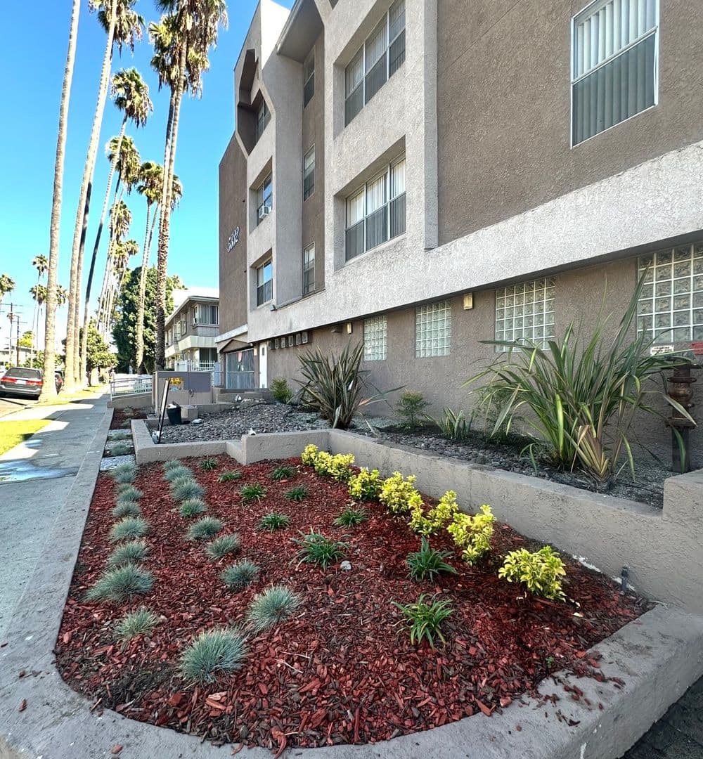 Los Angeles Apartment: 5332 Russell Avenue