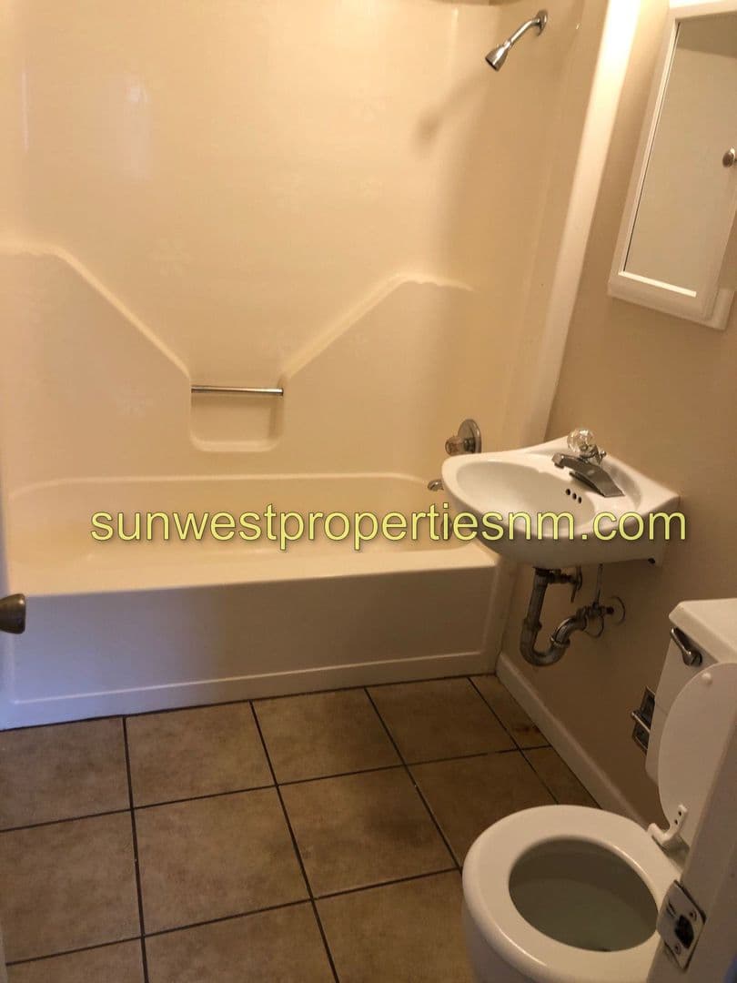 Farmington Apartment: 1011 E. Navajo
