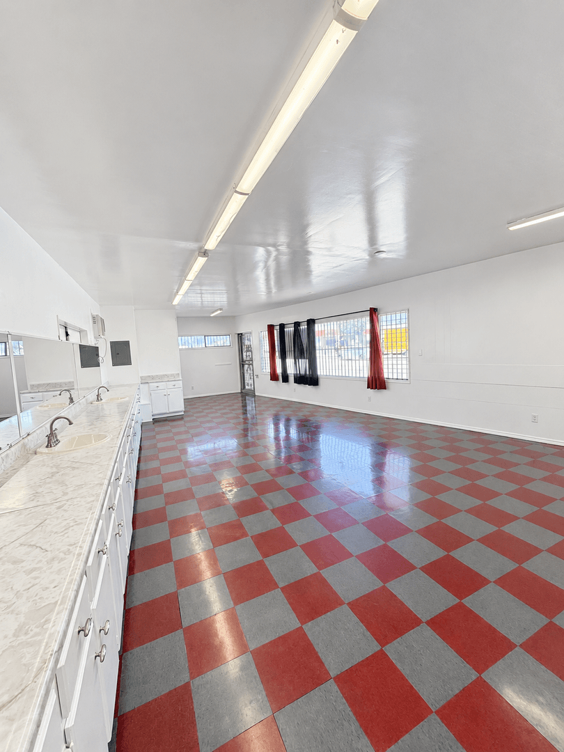 South Gate Apartment: 13501 Paramount Blvd