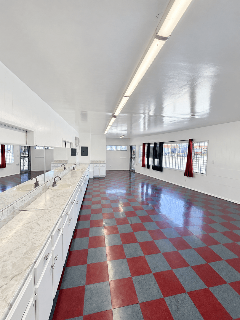 South Gate Apartment: 13501 Paramount Blvd