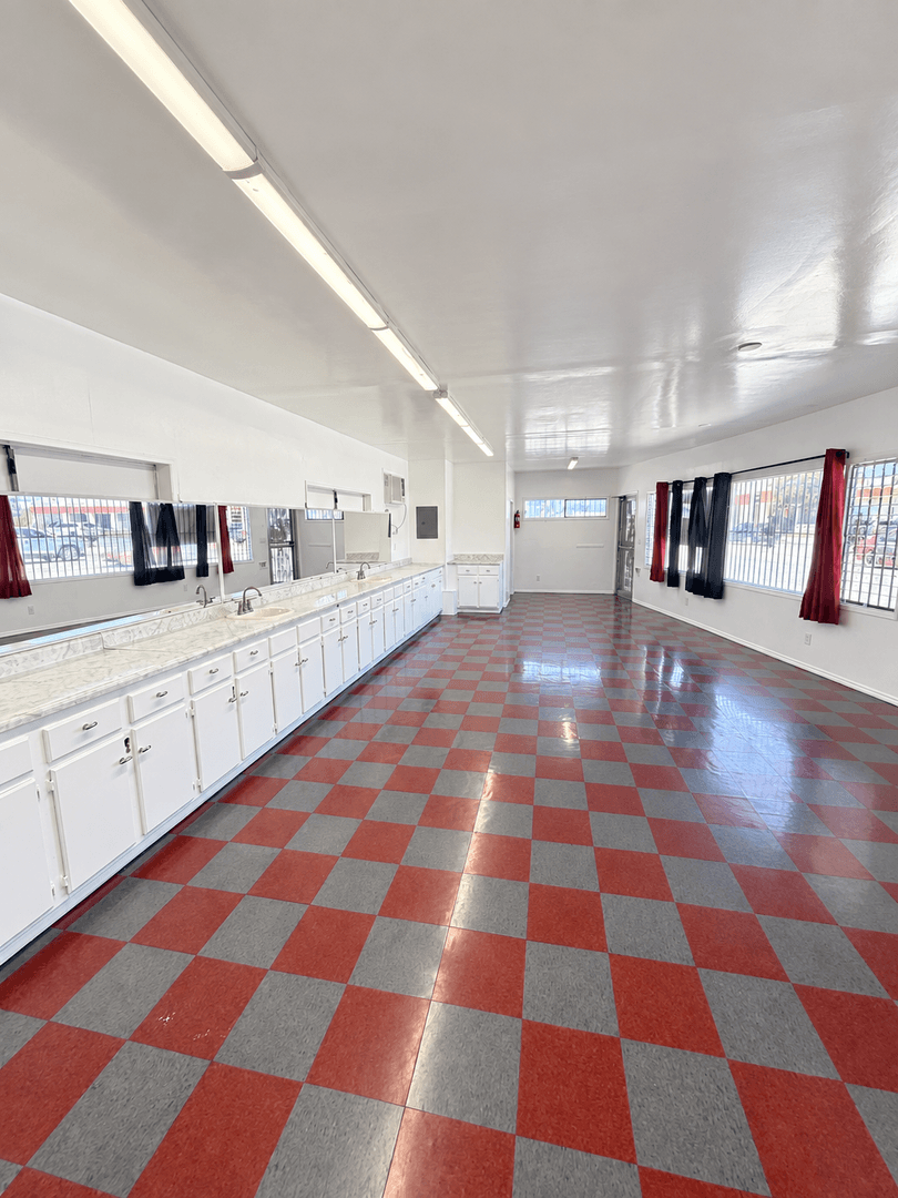 South Gate Apartment: 13501 Paramount Blvd